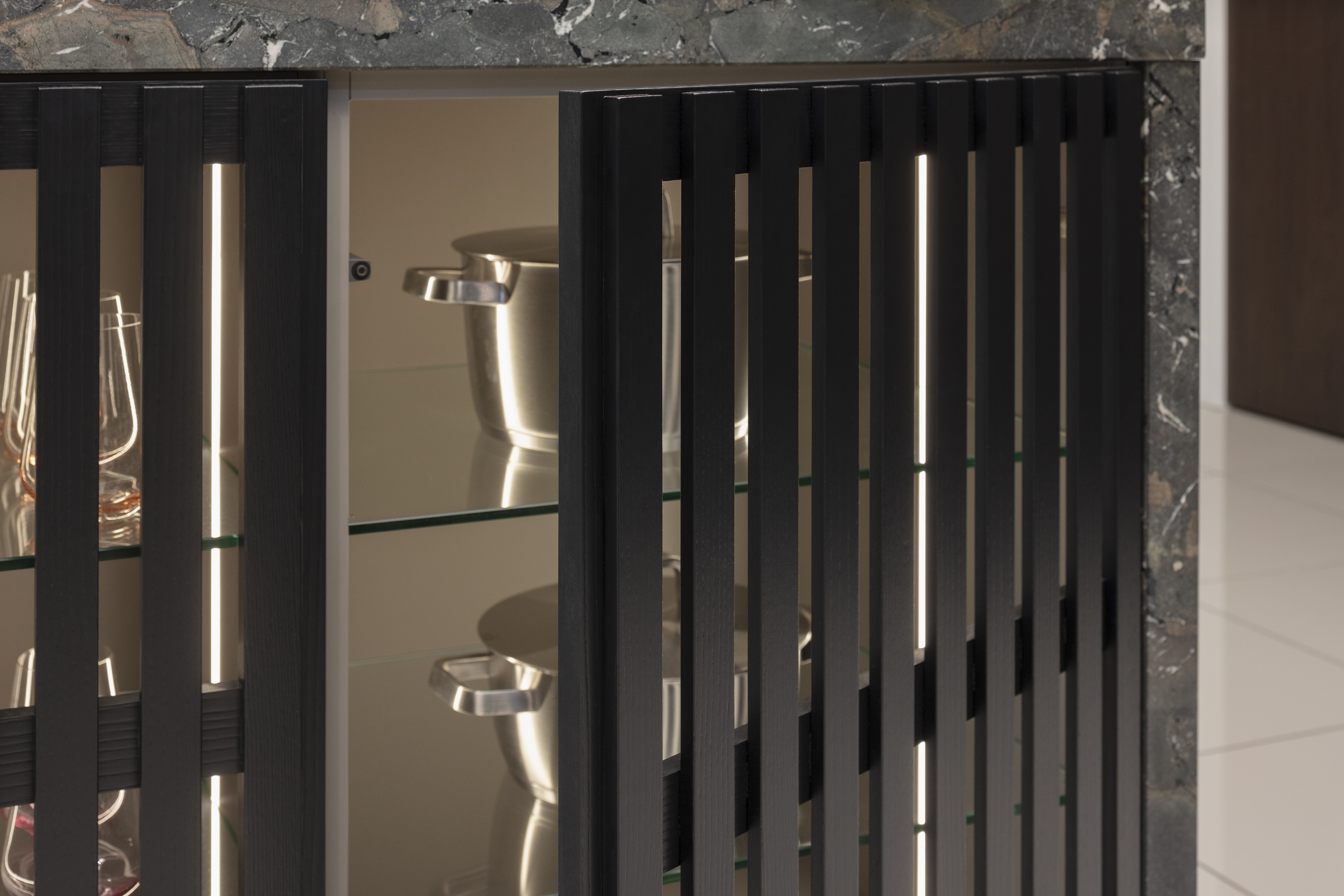 Geöffnete Gitter-Schranktür von Ballerina. 