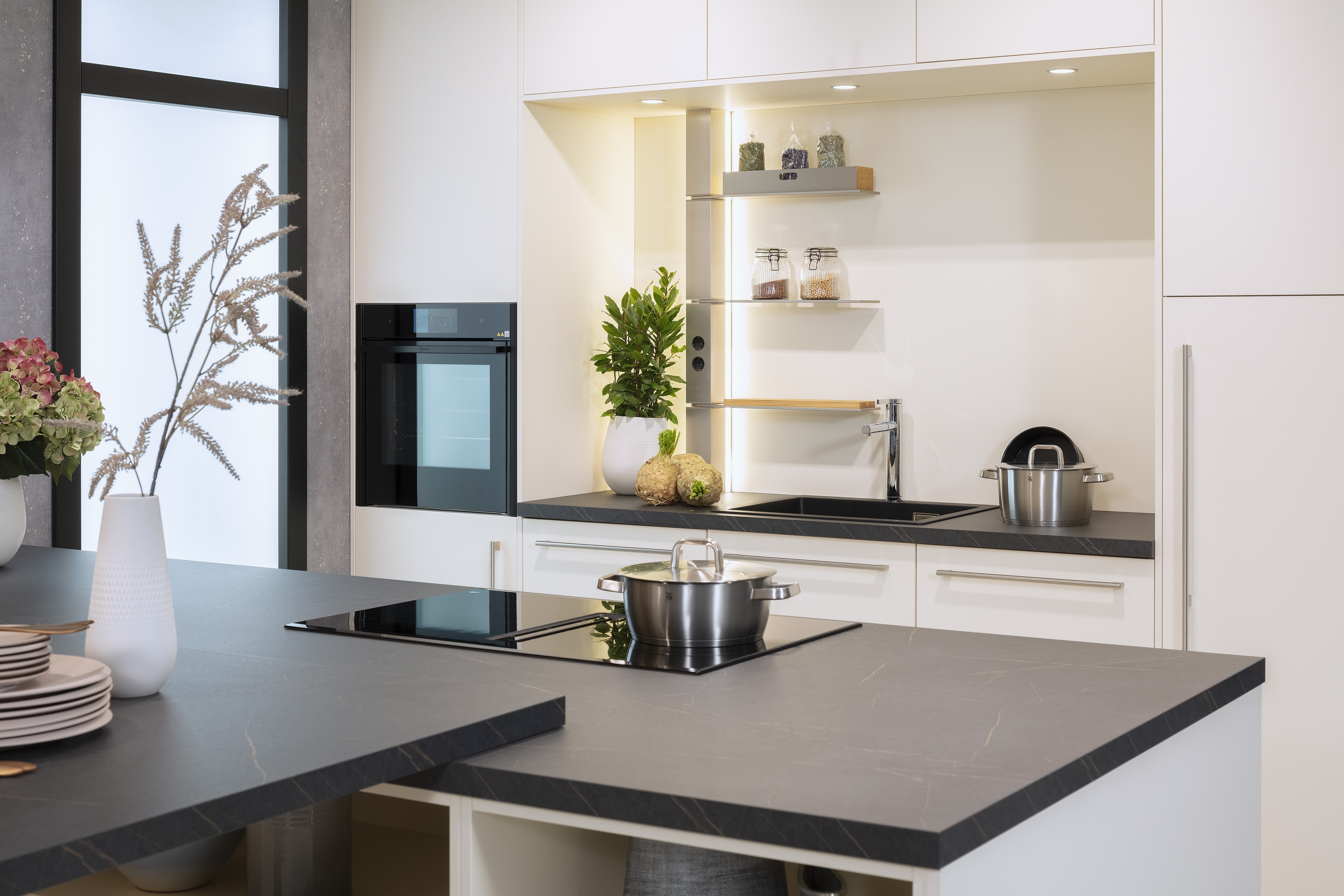 Front: PUR Macaron DirektLack matt Front2: TALEA Gavi Eiche Furnier APL: Cuproia Marmor NB Geräte: Backofen Neff Kochfeld Bosch Spüle und Armatur: Blanco  Features: Rillenoptik Eiche Furnier, Thekenklappe elektrisch, Glaszarge, Thekenanbau am Kücheninsel, Küchennische in Frontmaterial.