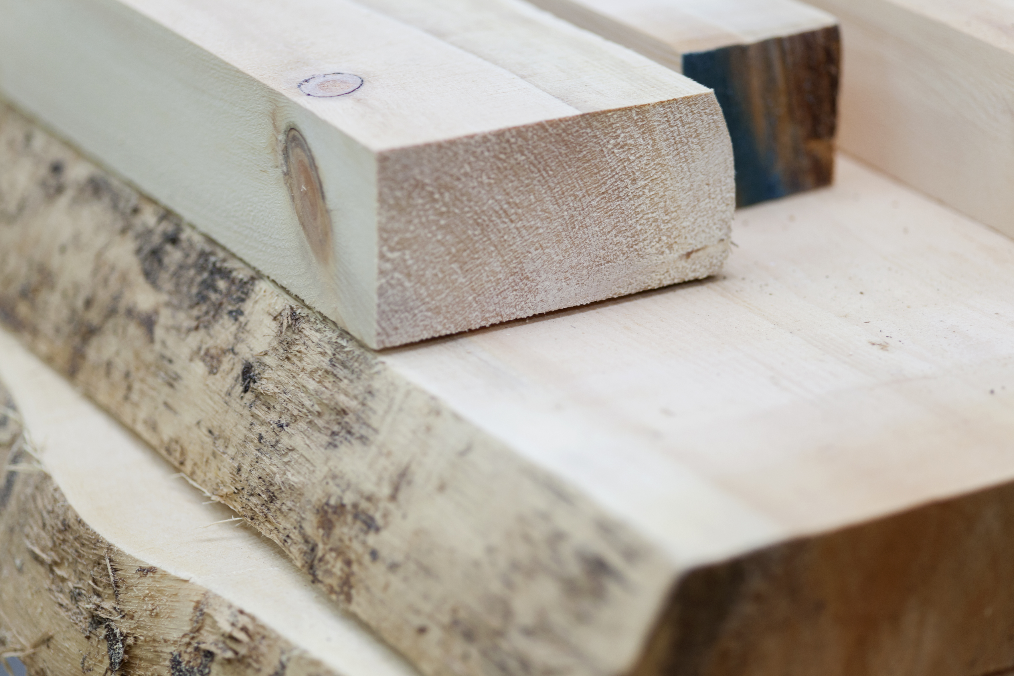 Detail Holzstücke in verschiedener Stärke, gestapelt