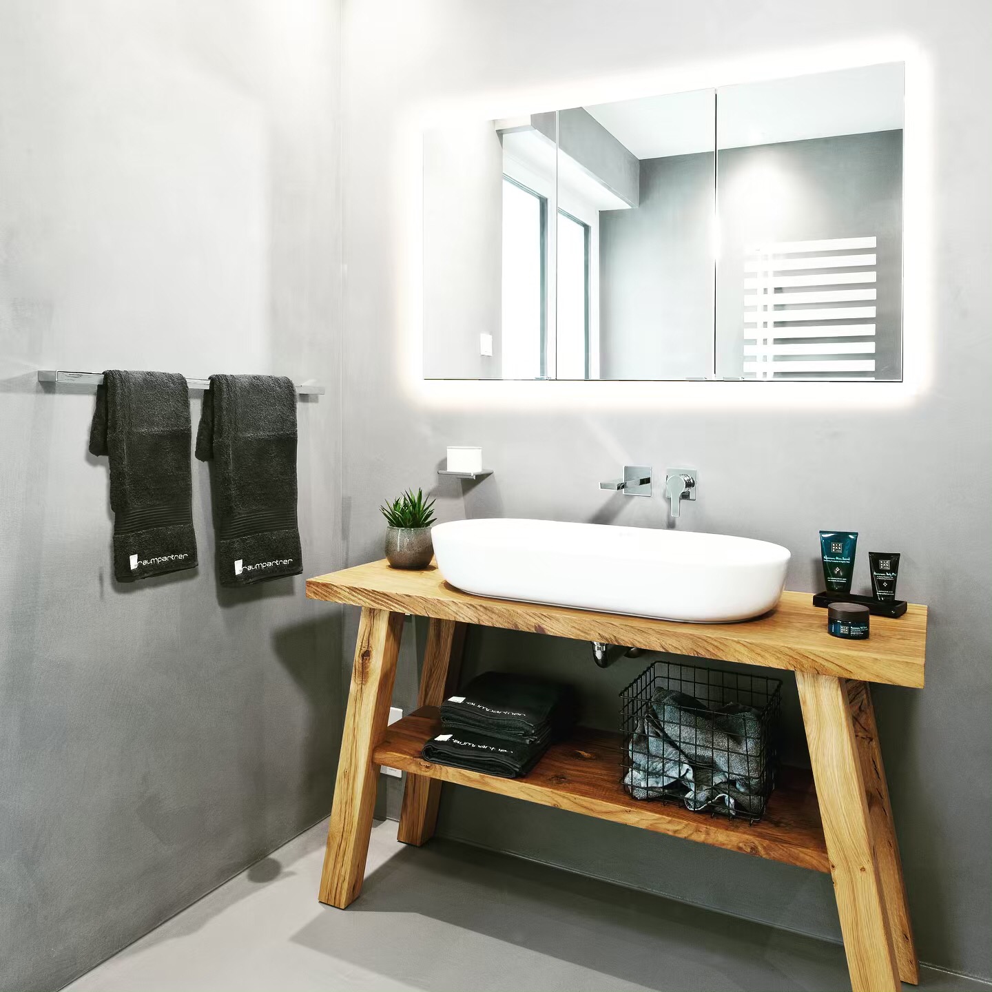 Modernes Badezimmer mit weißem Waschbecken auf Holzwaschtisch