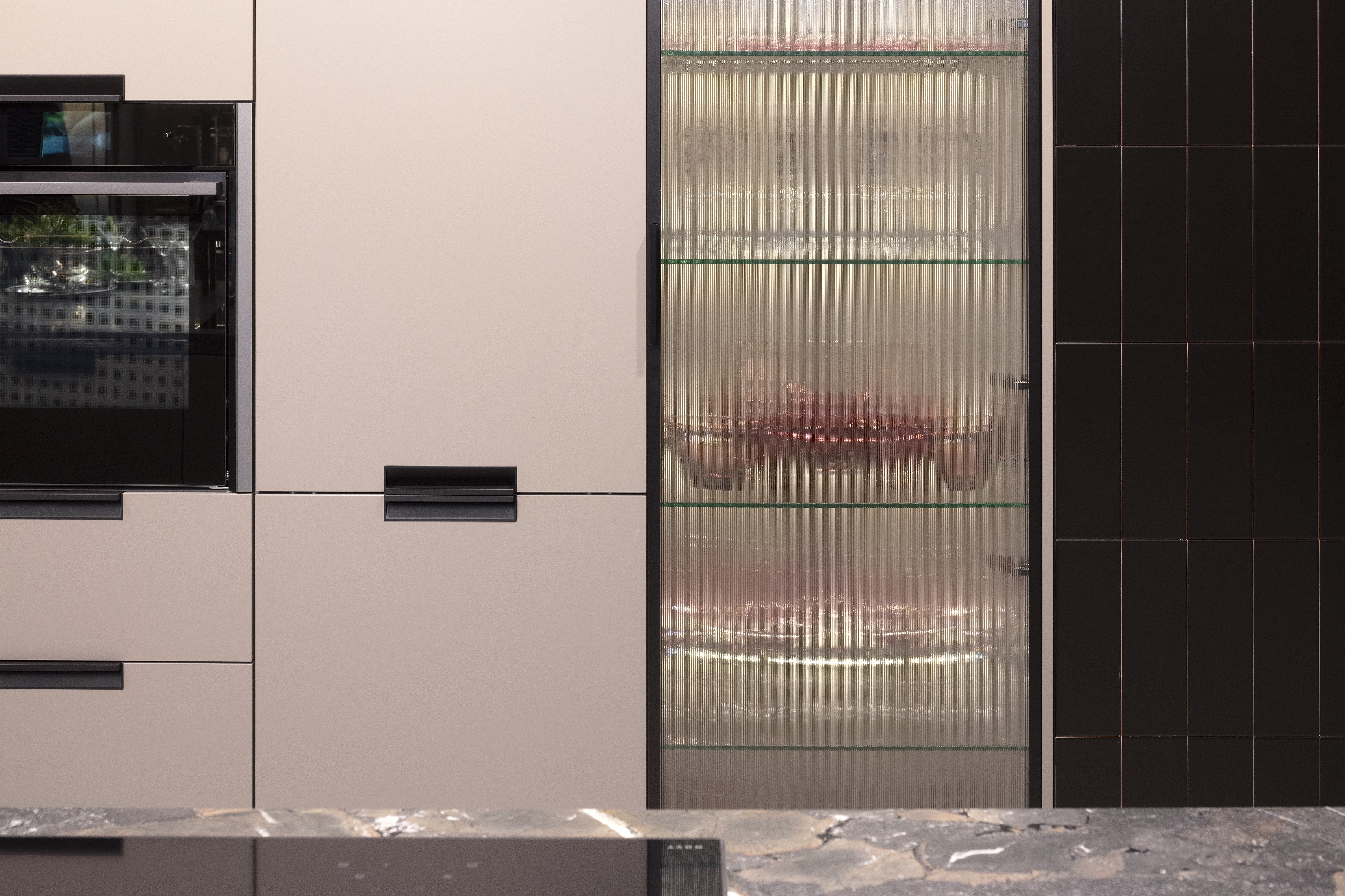 Front: PUR Fango DirektLack matt APL: Dark Maron NB Nachbildung  Features: Riffelglas, Stripe-Gitter, Fliesen, Griffmulde gespiegelt.