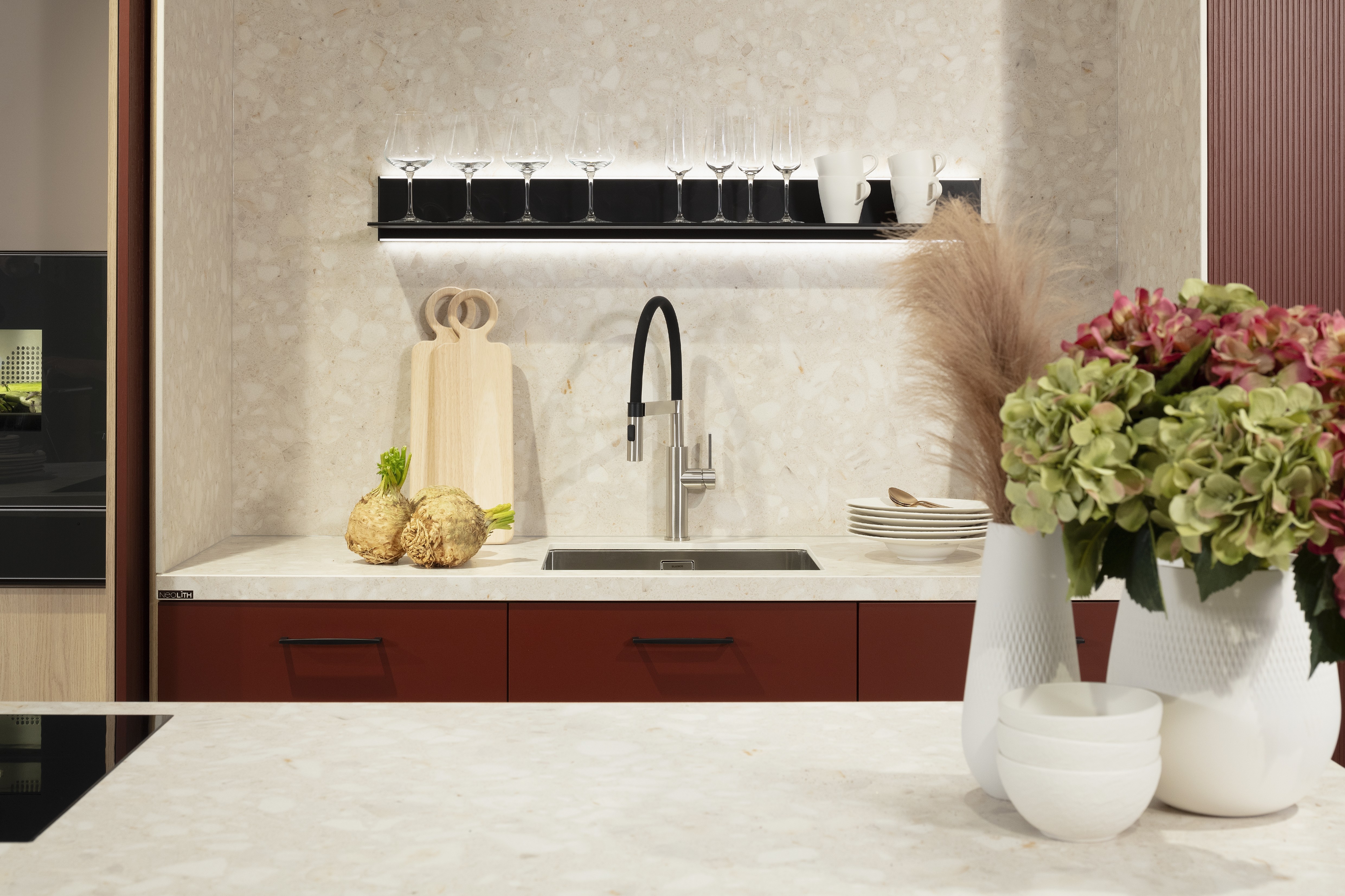 Front Talea Eiche lackiert Sonderfarbe SIK CO.20.20 Front2: Arte_B Samt-Lack  Sonderfarbe SIK CO.20.20 Front3: Resopal Pro Nature Powder supermatt Top Piement Eiche Korpus: Piement Eiche APL: Neolith Geräte: Gaggenau Spüle und Armatur: Blanco  Features: Schiebtüren vor Backofenkombination, verschiedene Oberflächen kombiniert, Korpus Piement Eiche, Regal mit 2 LED-Lichtleisten, Ordnungssystem für Schublade, Schubladenzarge dunkel, Nischenrückwand = APL