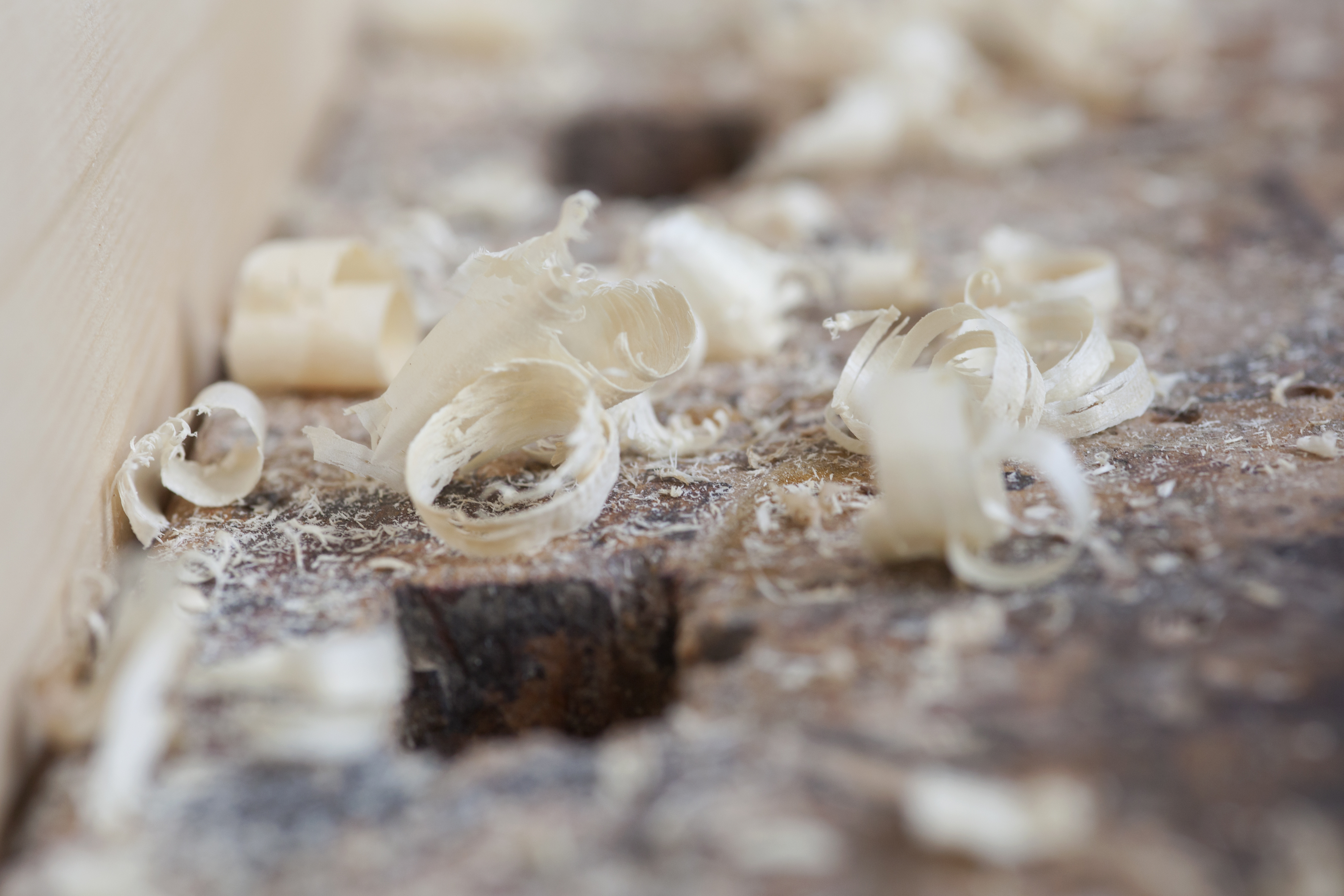 Detail Holzspäne auf Werkbank