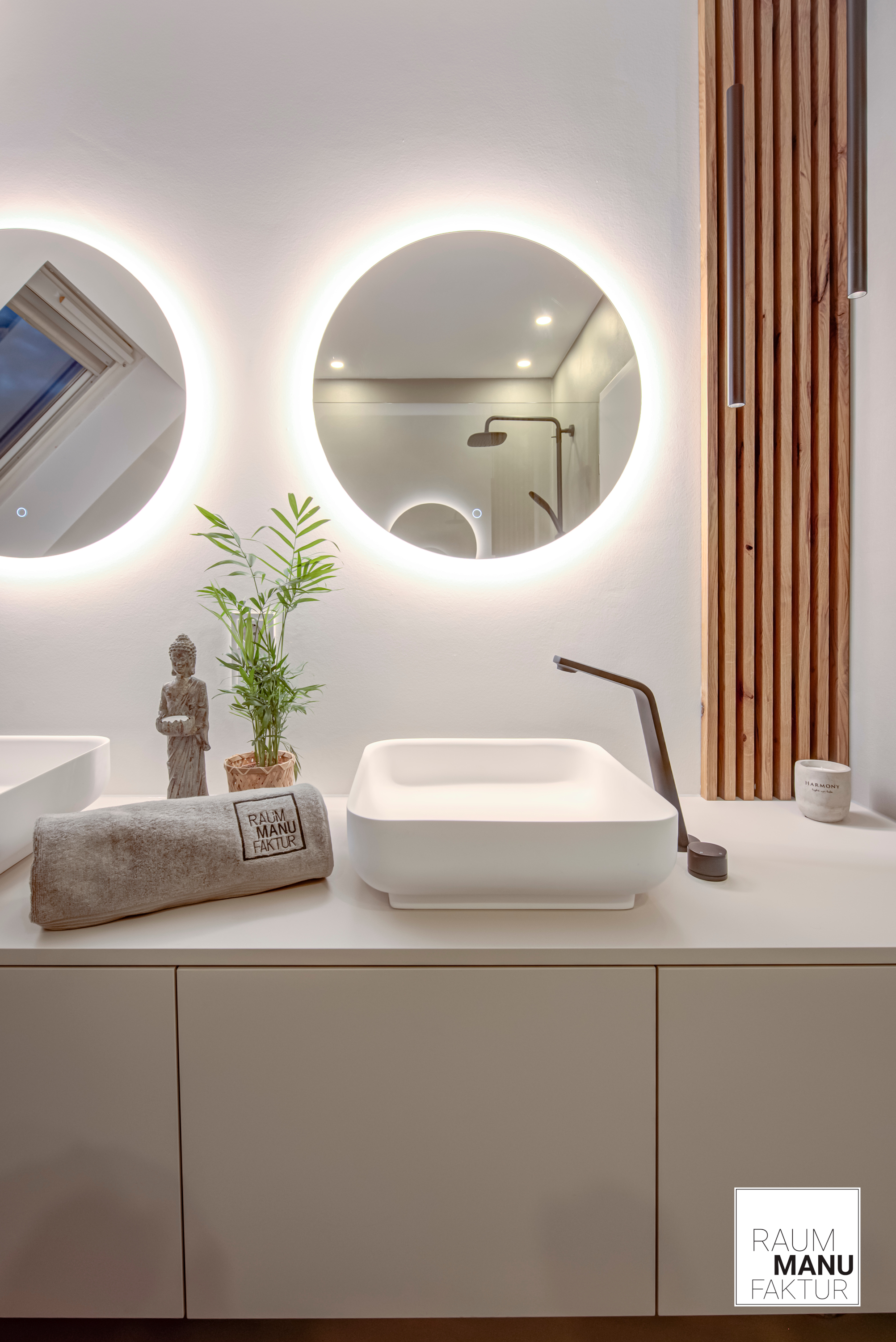 Moderner Waschtisch mit runden Spiegeln und Holzpaneel