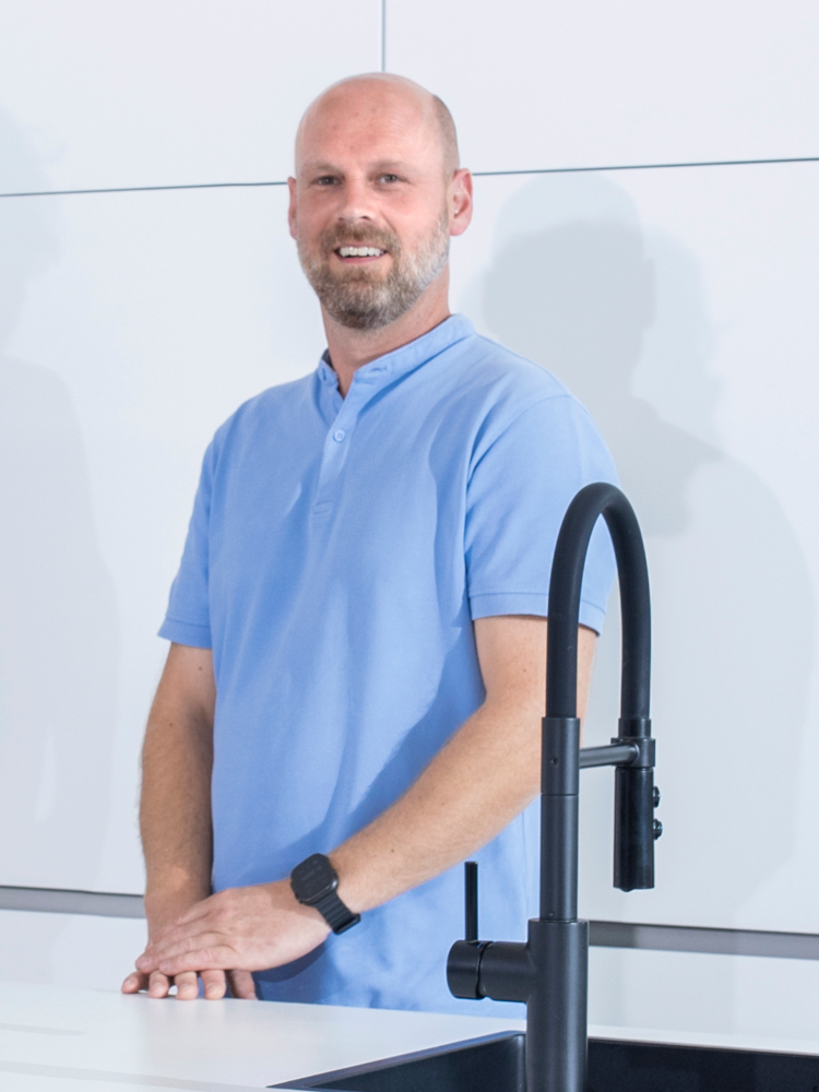 Porträt Manuel Brinkner in weißer Küche