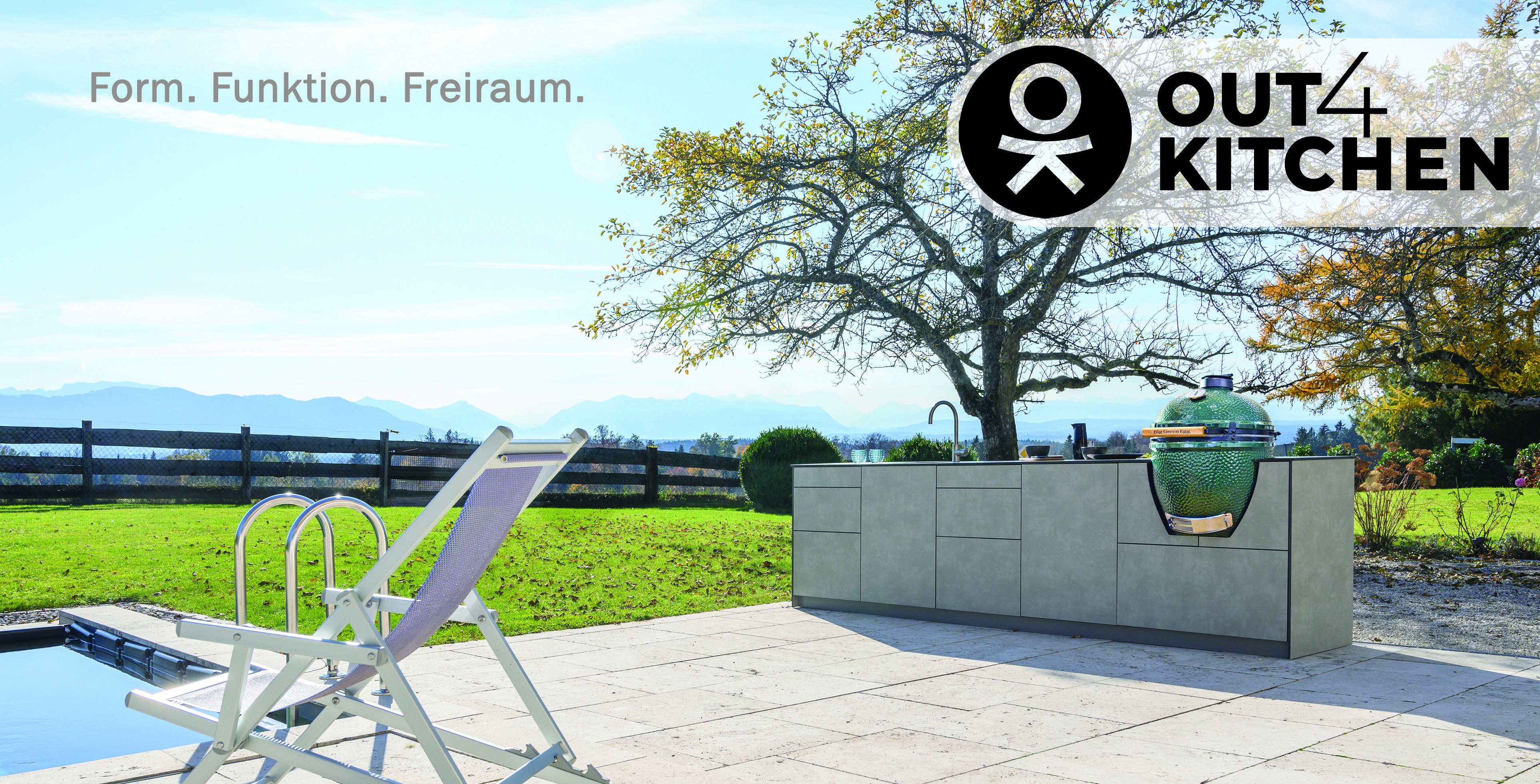 Poolterrasse mit Outdoor-Küchenzeile und Alpenpanorama