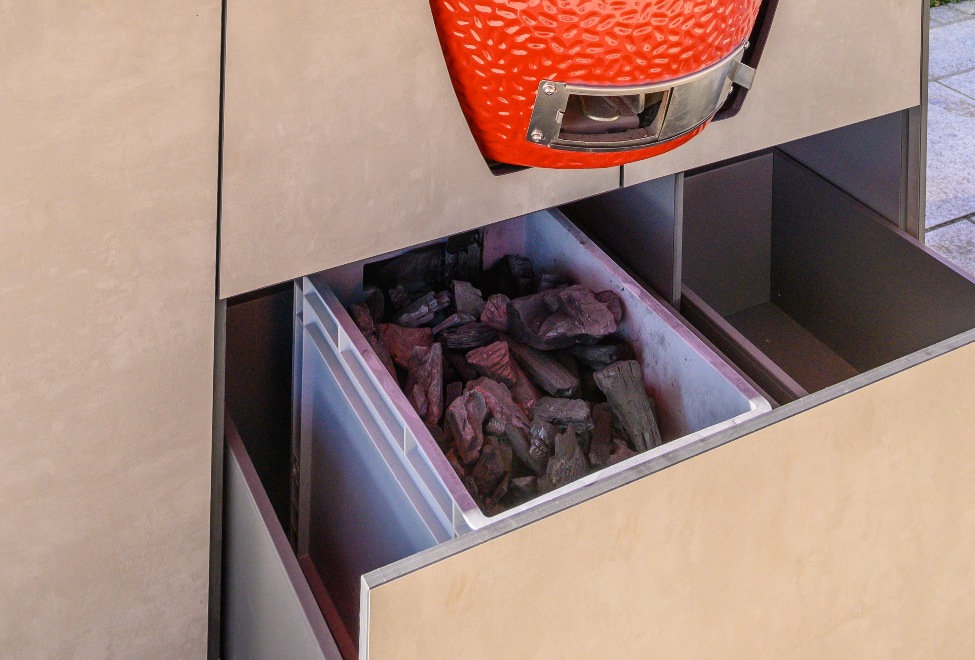 Kohlenkiste im Auszug unter Grillei in Küchenzeile