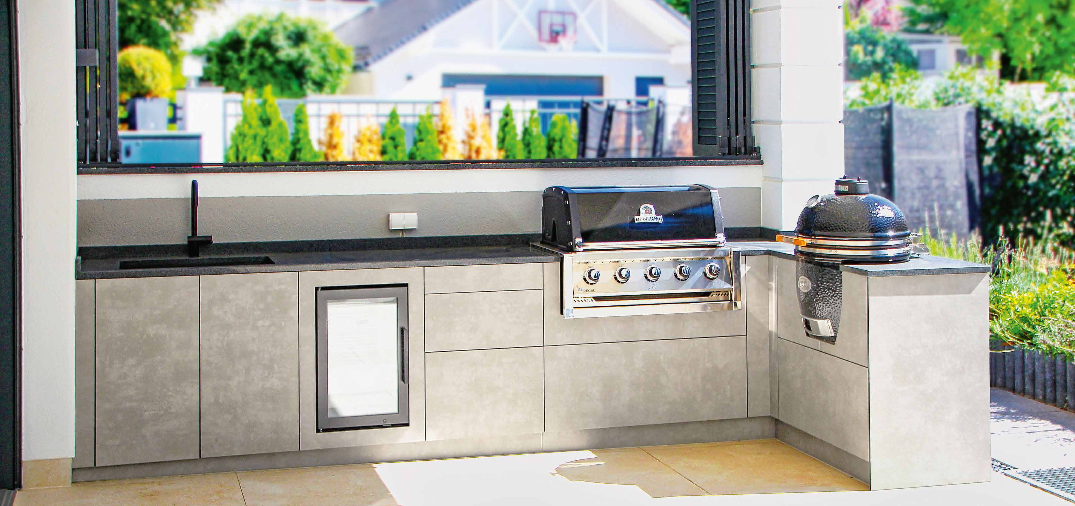 Küchenzeile mit Kühlschrank und mehreren Grills im Sonnenlicht