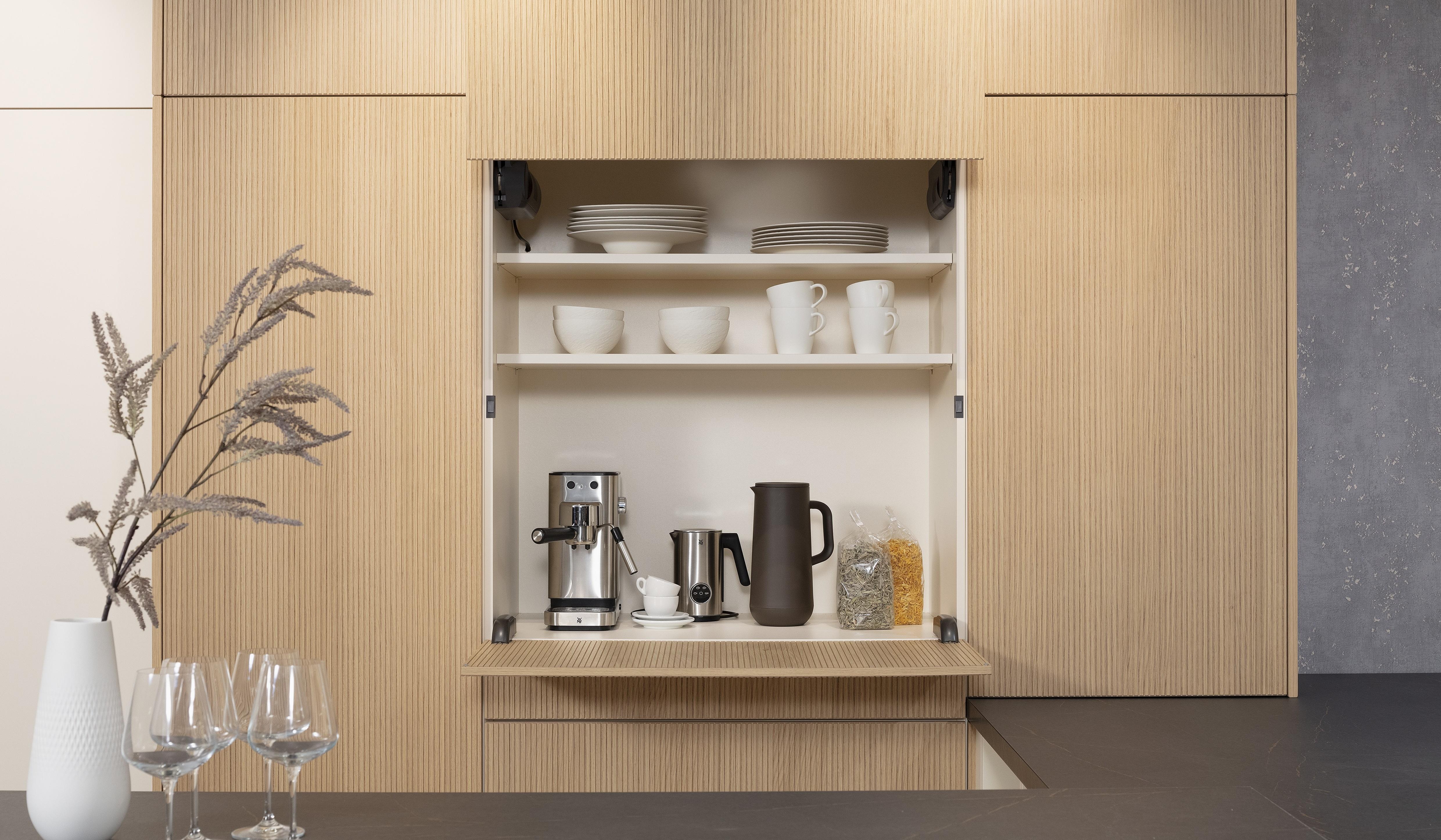 Front: PUR Macaron DirektLack matt Front2: TALEA Gavi Eiche Furnier APL: Cuproia Marmor NB Geräte: Backofen Neff Kochfeld Bosch Spüle und Armatur: Blanco  Features: Rillenoptik Eiche Furnier, Thekenklappe elektrisch, Glaszarge, Thekenanbau am Kücheninsel, Küchennische in Frontmaterial.