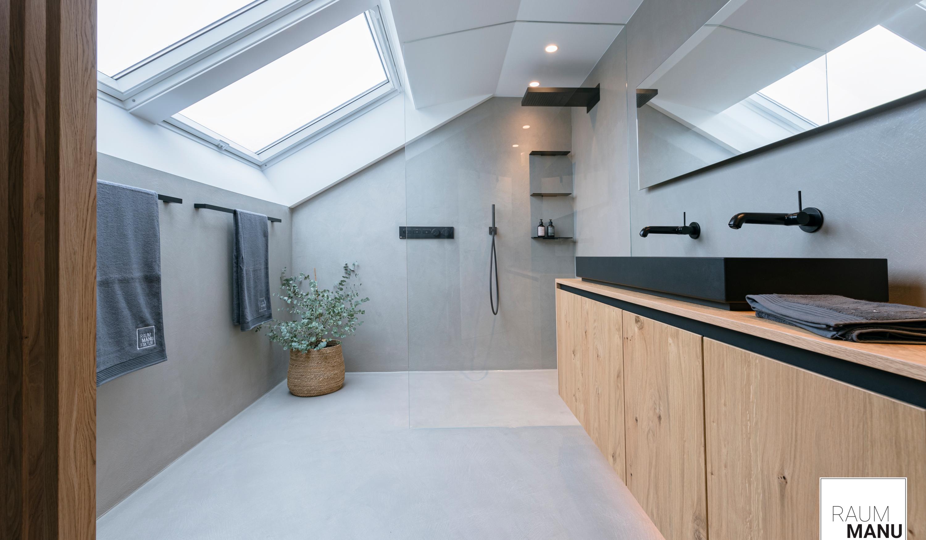 Modernes Badezimmer mit offener Dusche in Betonoptik mit Naturholz und schwarzem Doppelwaschbecken