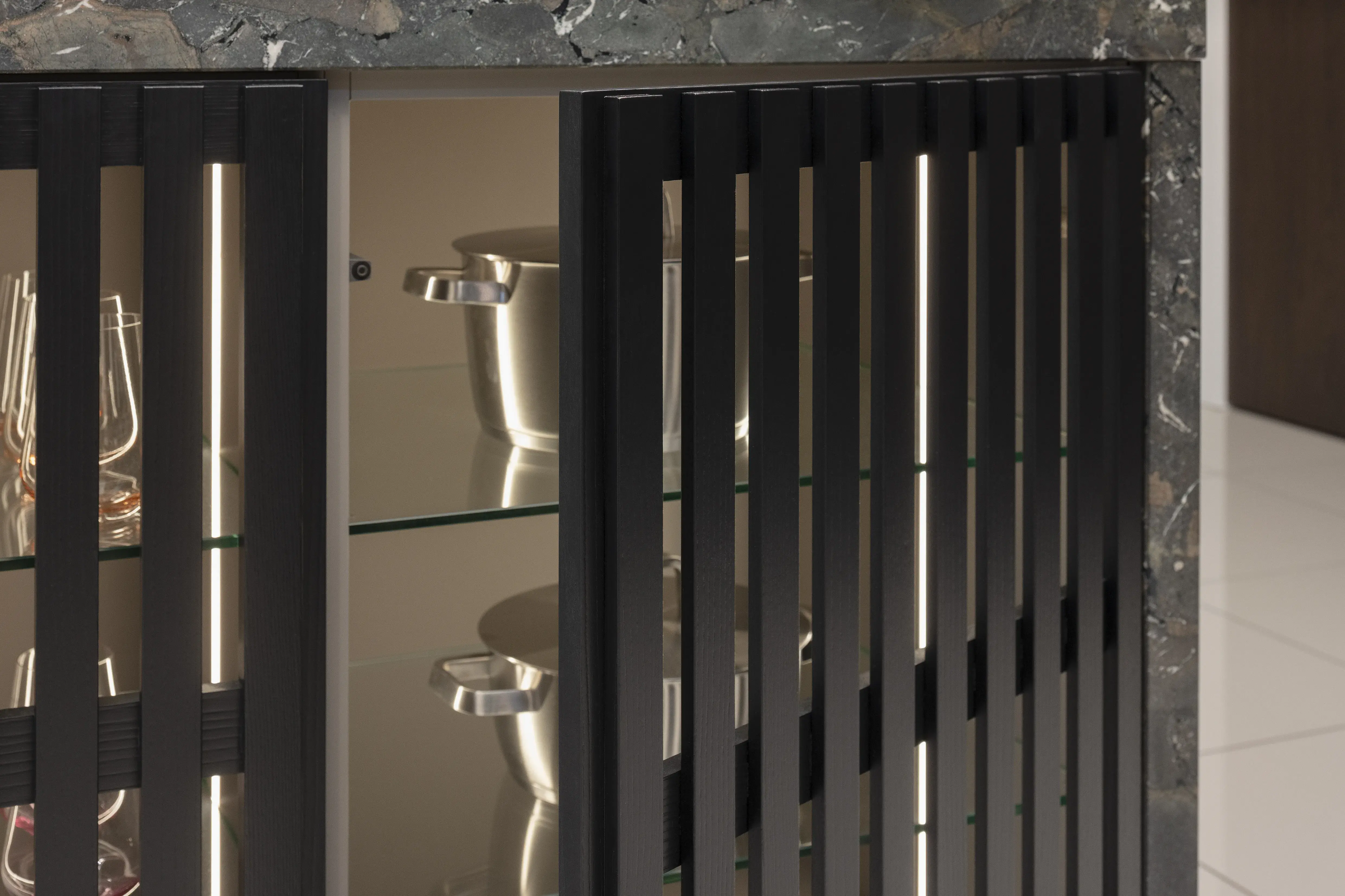 Geöffnete Gitter-Schranktür von Ballerina. 