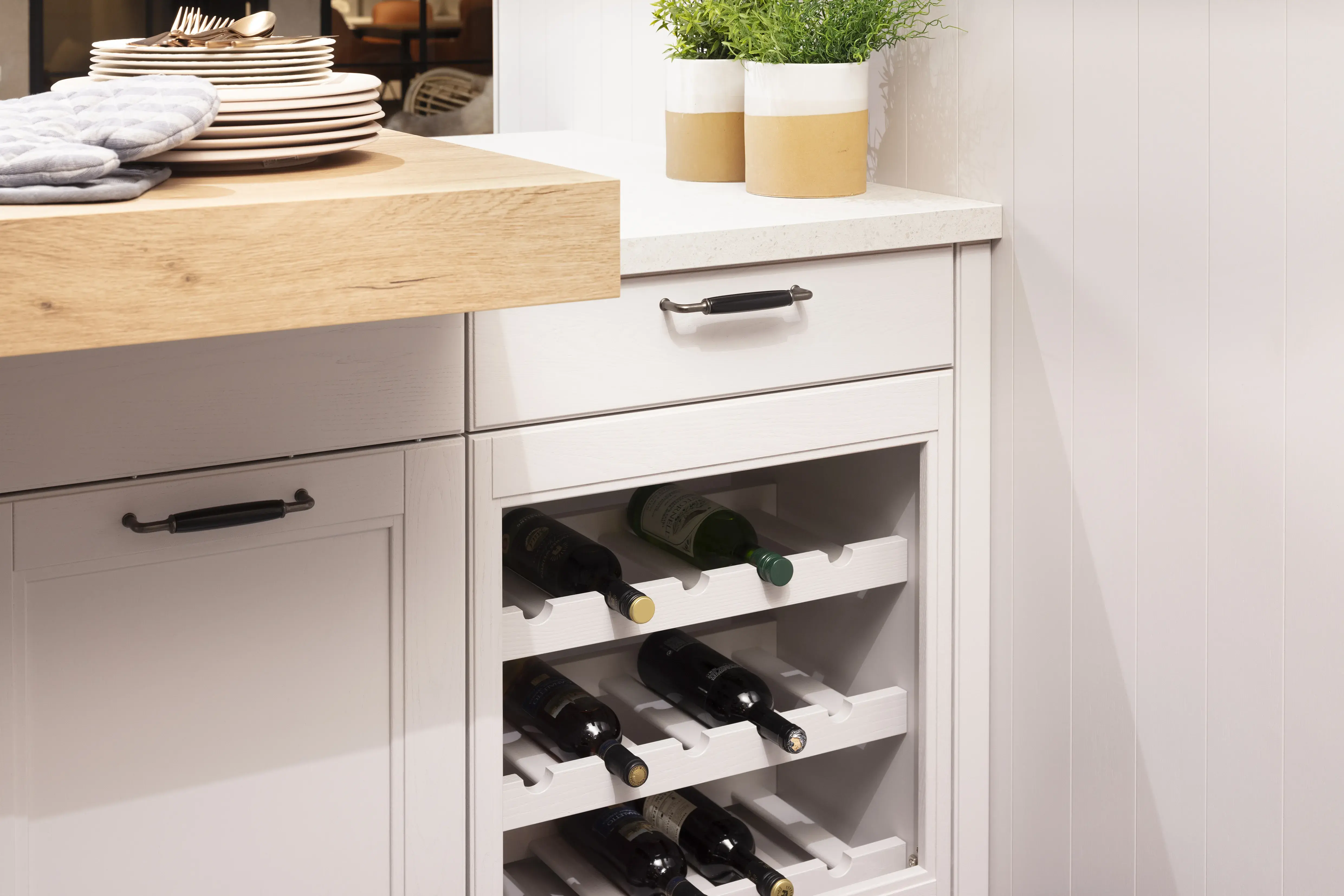 2023 Nobilia Landhaus grau Weinregal