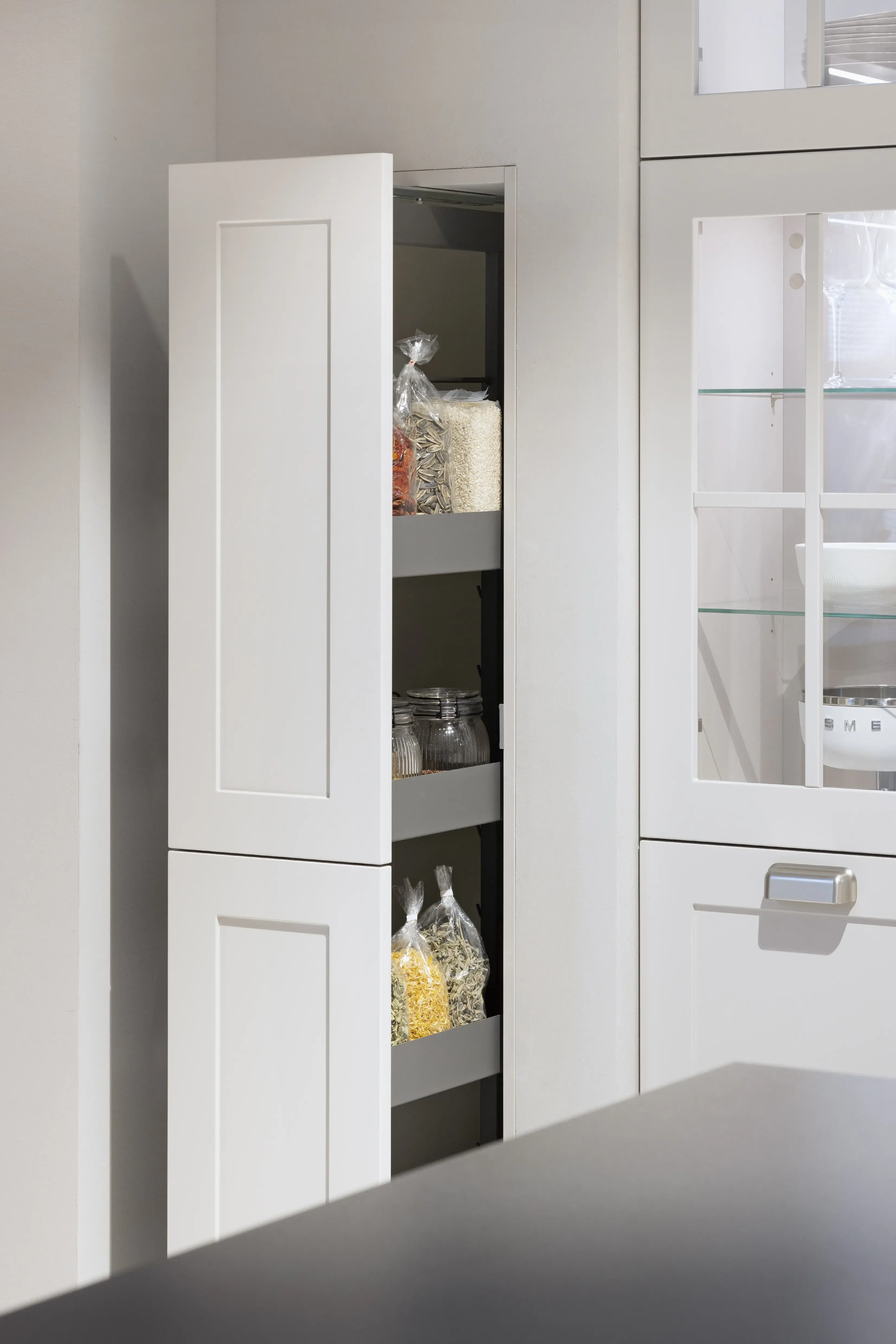 APL: 809 Epic Ash Grain Korpus: 122 Sand Front: 788 Lack, Sand matt  Griff: Aufschraubgriffmuschel Edelstahl-farbig Geräte: Smeg Armatur: Nobili Spüle: Rodi  Features: Landhaus modern, neue Front, Landhaus Backofen von Smeg, bedruckte Fliese als Nischenrückwand, beleuchtete Vitrinen mit Gitter (Landhaus), neue Griffmuschel, eingekofferte Schranklösung, 70er Geräte Einbaukühlschrank mit Front Inox in Edelstahloptik, Thekenlösung mit Barhockern, Dunstabzug als Esse eingebaut, Lichtlösung Dunstabzug. 