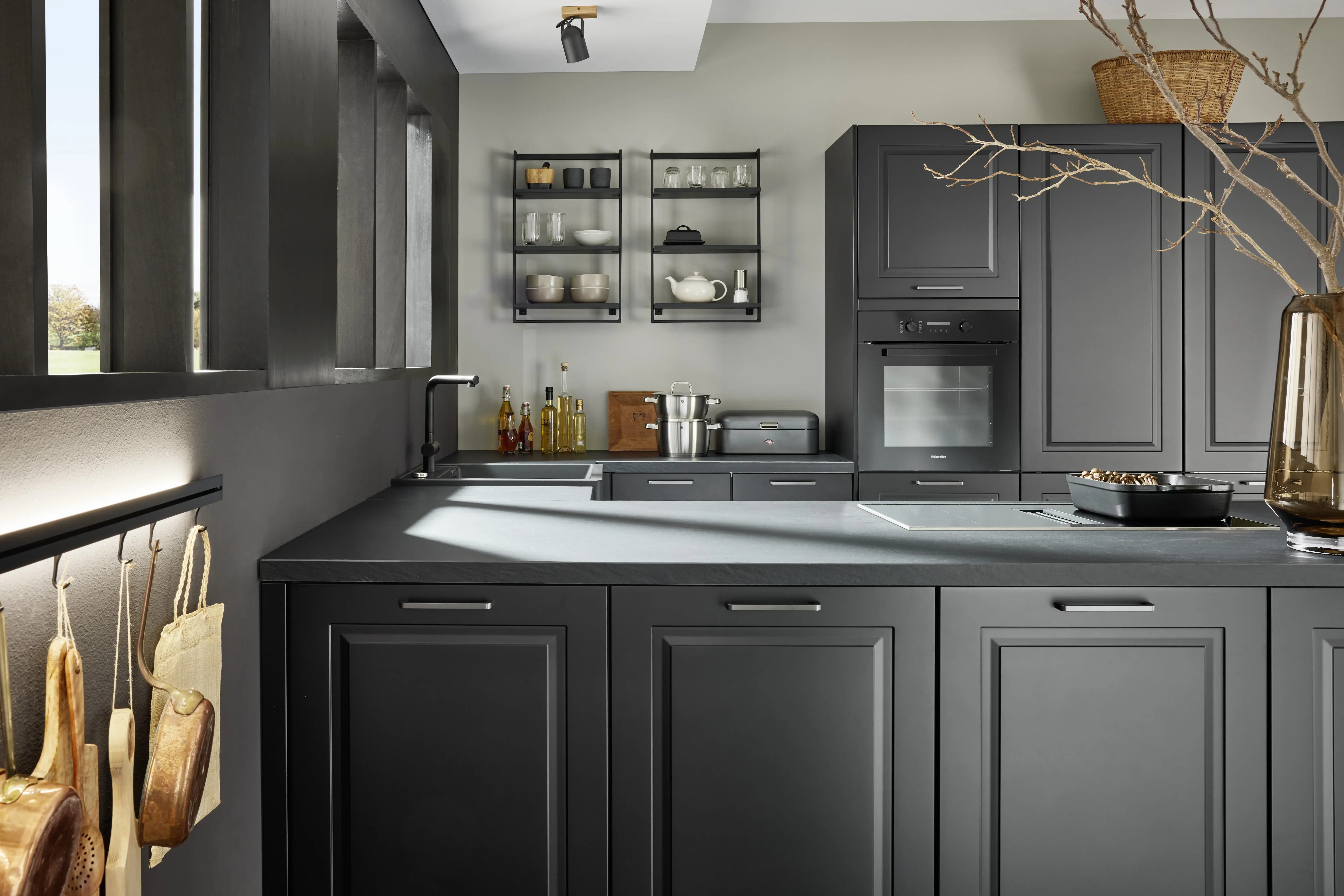 NOBILIA Sylt schwarz mit Miele Geräten - Gegenschuss