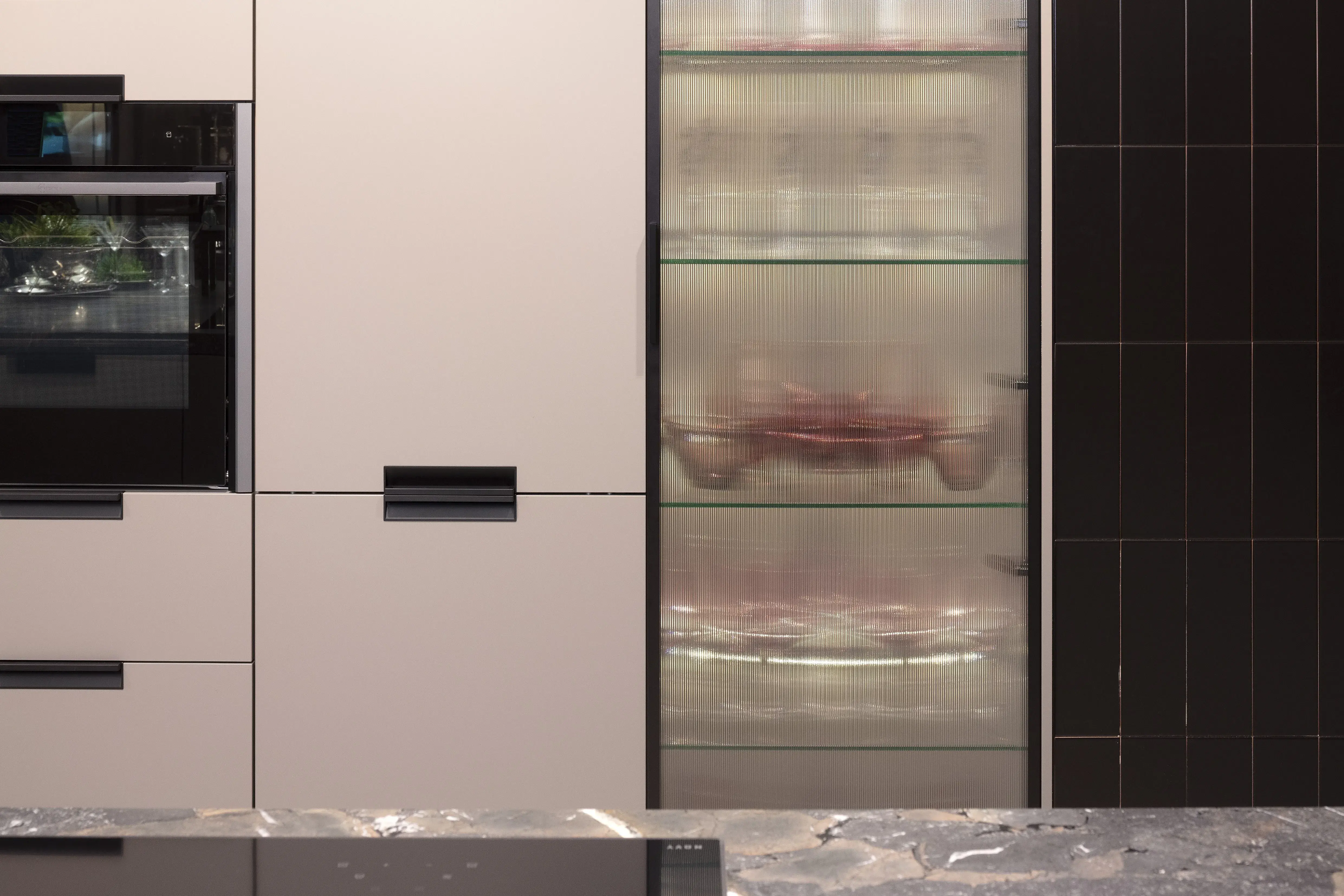 Front: PUR Fango DirektLack matt APL: Dark Maron NB Nachbildung  Features: Riffelglas, Stripe-Gitter, Fliesen, Griffmulde gespiegelt.