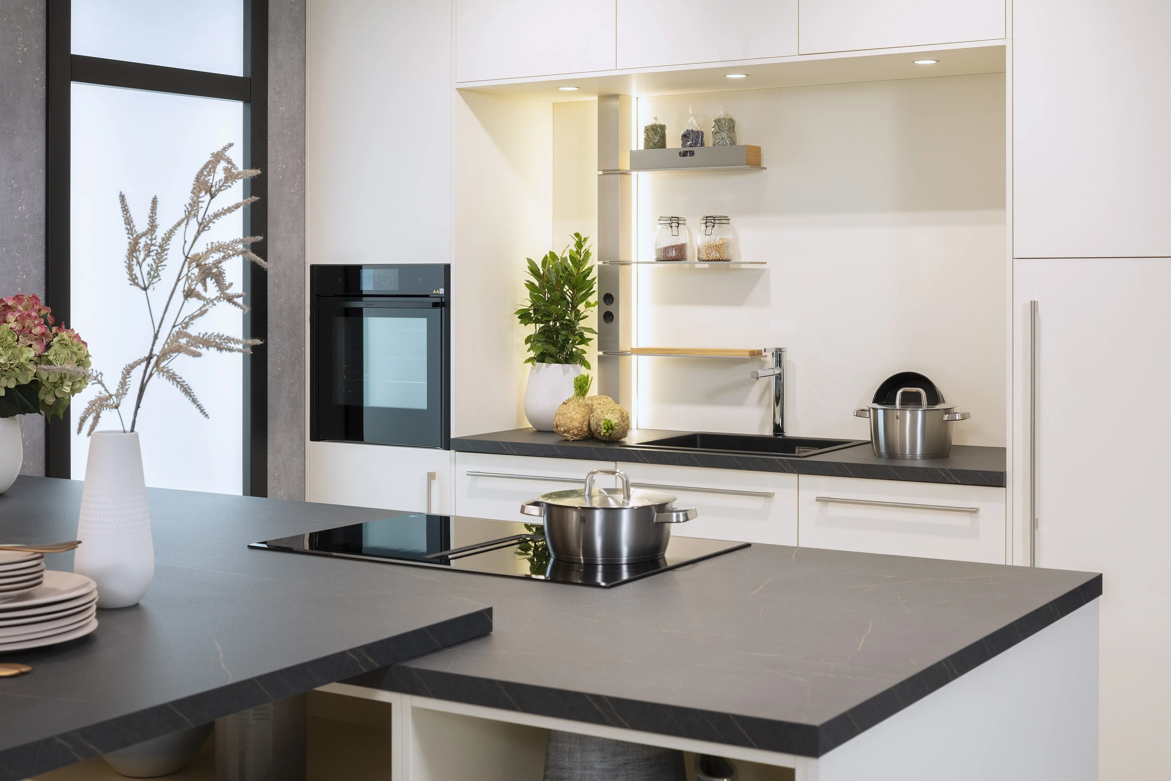 Front: PUR Macaron DirektLack matt Front2: TALEA Gavi Eiche Furnier APL: Cuproia Marmor NB Geräte: Backofen Neff Kochfeld Bosch Spüle und Armatur: Blanco  Features: Rillenoptik Eiche Furnier, Thekenklappe elektrisch, Glaszarge, Thekenanbau am Kücheninsel, Küchennische in Frontmaterial.