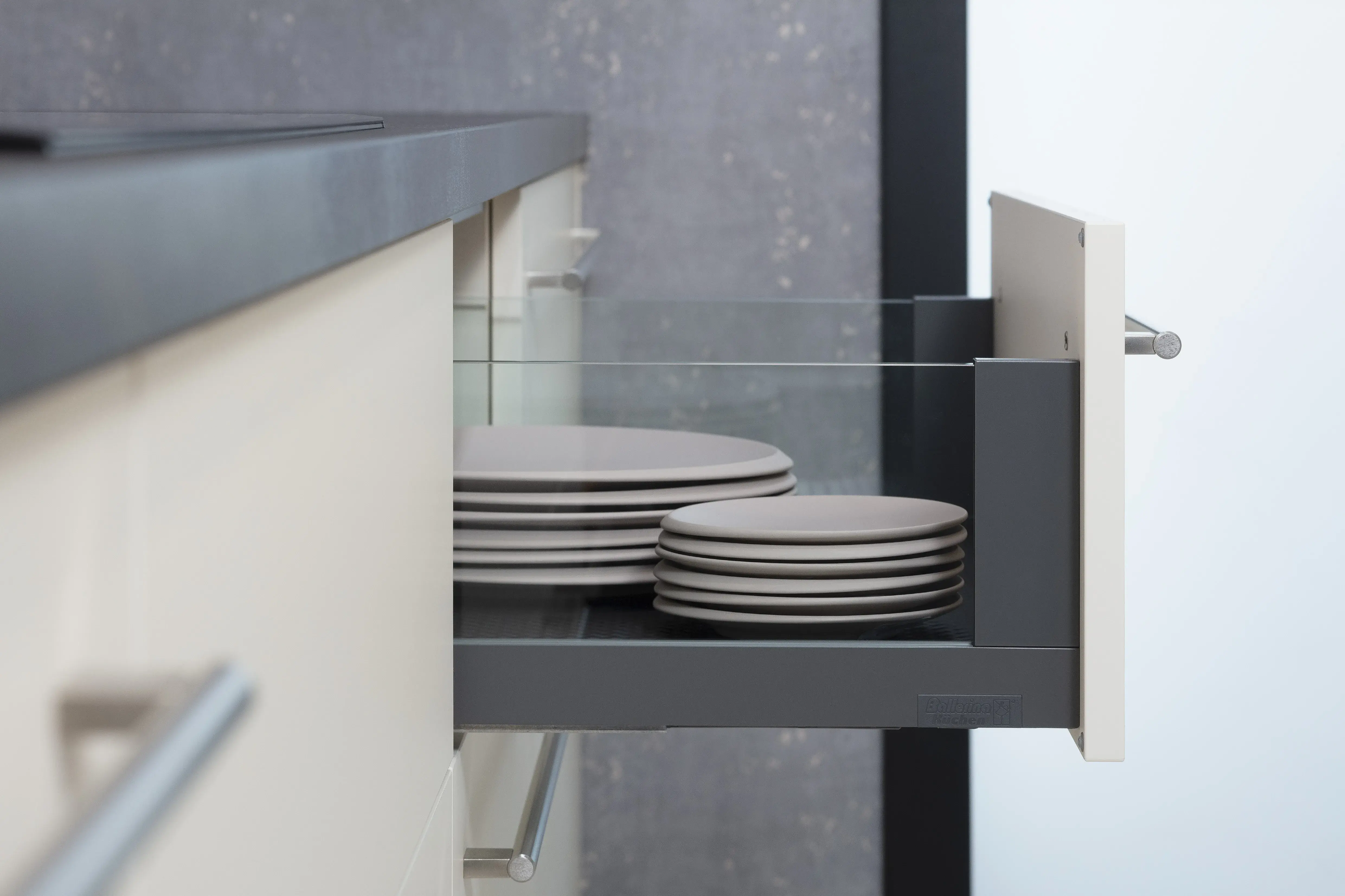 Front: PUR Macaron DirektLack matt Front2: TALEA Gavi Eiche Furnier APL: Cuproia Marmor NB Geräte: Backofen Neff Kochfeld Bosch Spüle und Armatur: Blanco  Features: Rillenoptik Eiche Furnier, Thekenklappe elektrisch, Glaszarge, Thekenanbau am Kücheninsel, Küchennische in Frontmaterial.