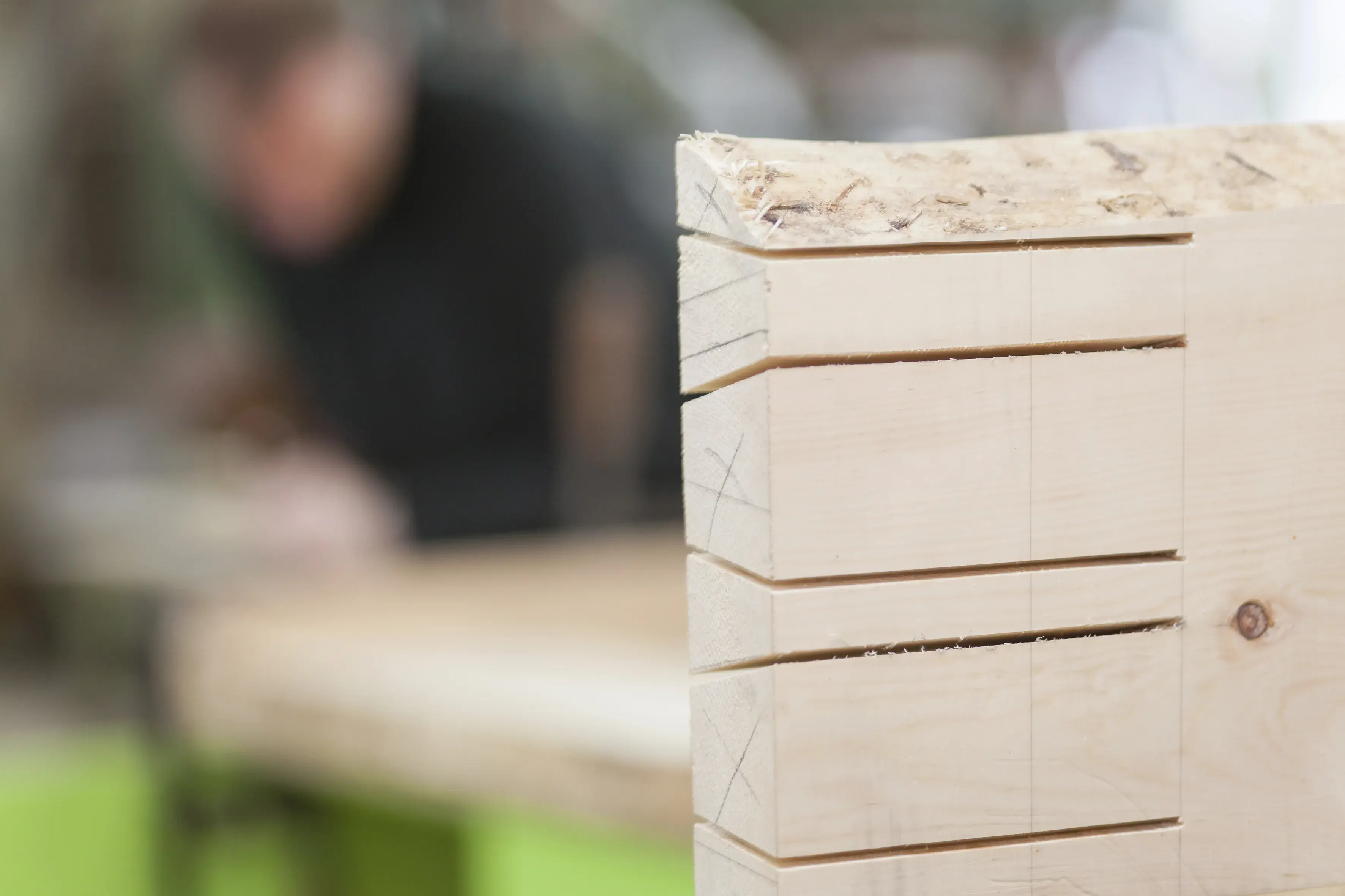 Detail Holz Vorschnitt, im Hintergrund verschwommen Mann in Werkstatt