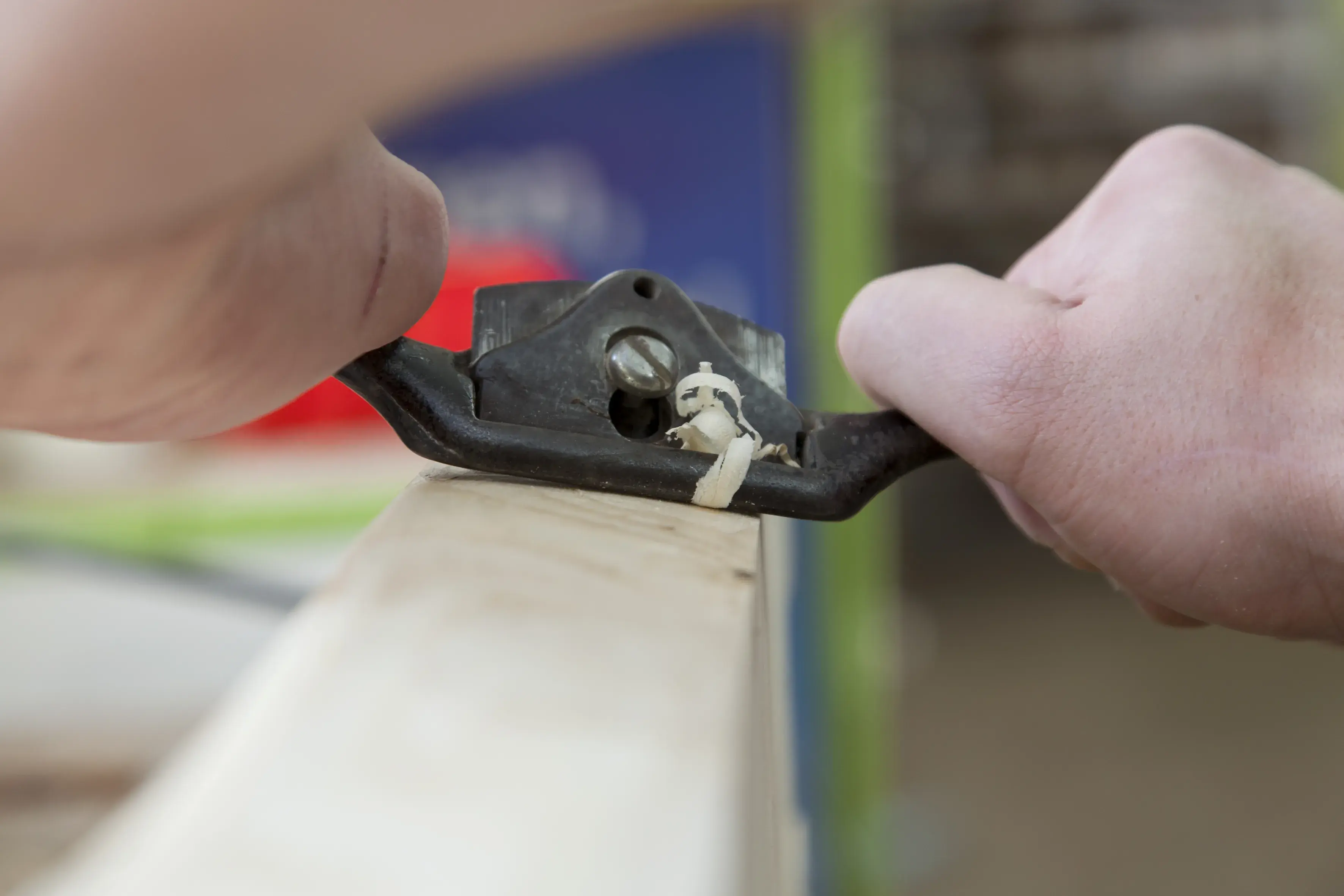 Detail Hände bearbeiten Holzstück