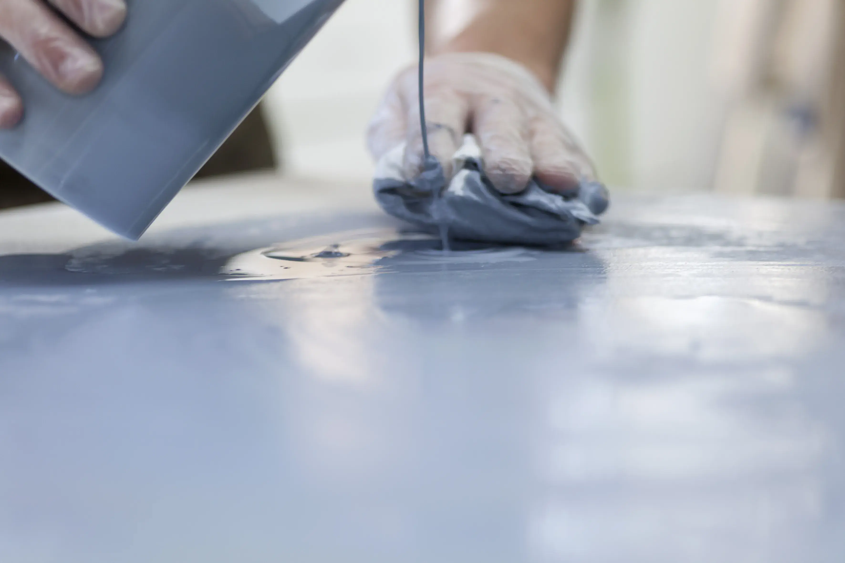 Detail Hände Farbauftrag Lasur