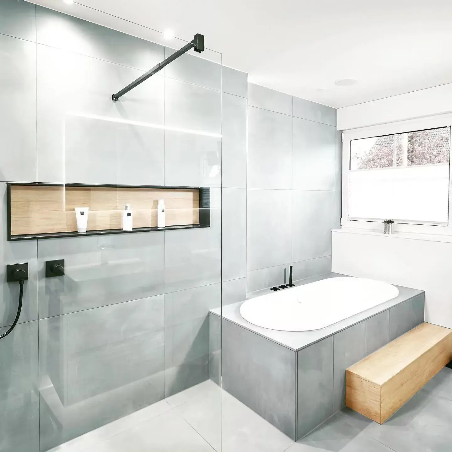 Modernes Badezimmer in Betonoptik mit Holzdetails