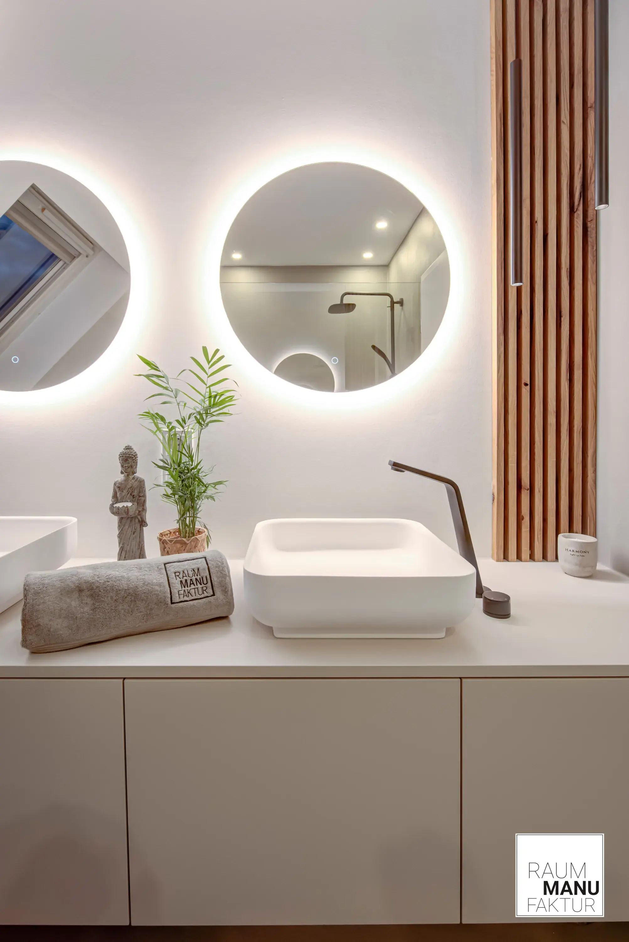 Moderner Waschtisch mit runden Spiegeln und Holzpaneel