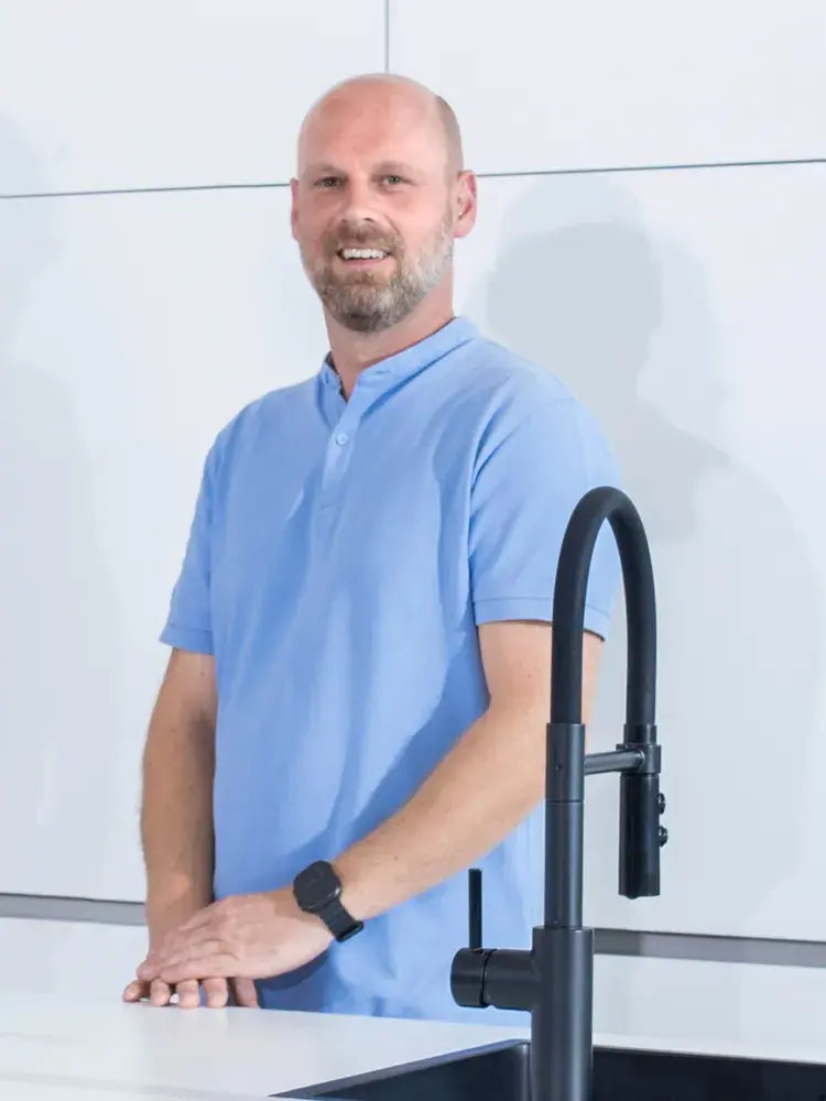 Porträt Manuel Brinkner in weißer Küche