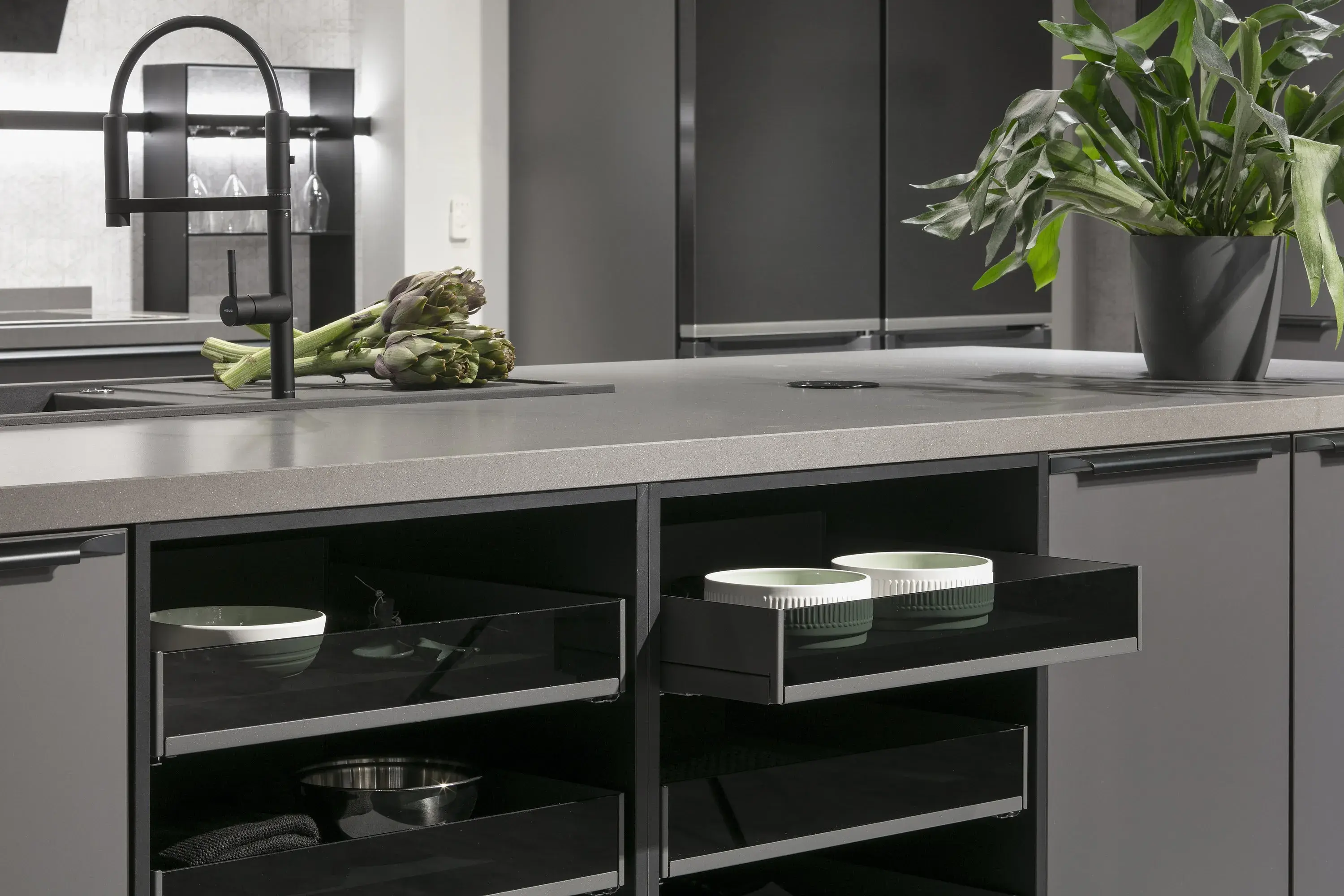 Auszugsregal oder englischer Zug mit dunkelgrau getönter Glasfront